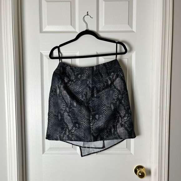 PRETTY LITTLE THING GREY SNAKESKIN PRINT MINI SKIRT - Picture 2 of 3